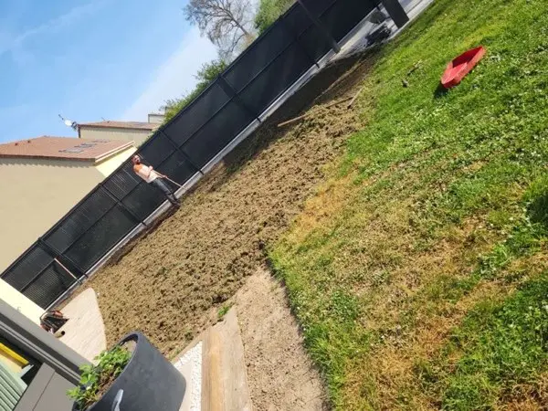Rénovation de pelouse en cours dans un jardin résidentiel en Essonne